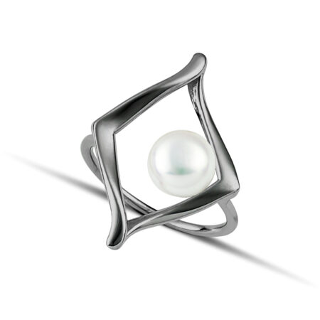 Silver rhombus ring with pearl